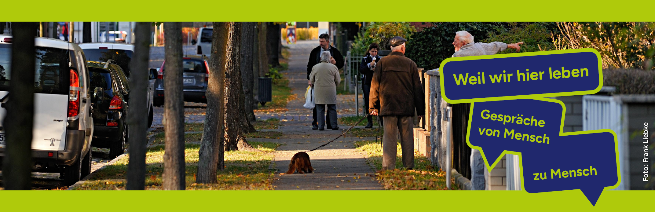 Hintergrund Stadtgespräch auf der Straße im Vordergrund Sprechblasen mit Weil wir hier leben - Gespräche von Mensch zu Mensch